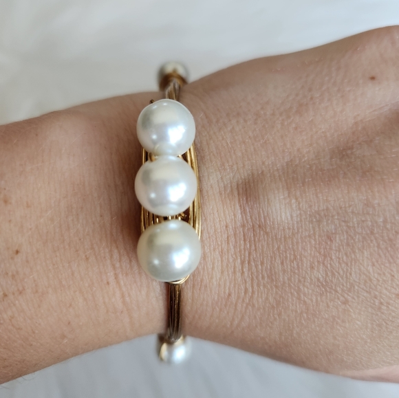 Gold wire wrapped pearl bangle bracelet - Picture 3 of 3